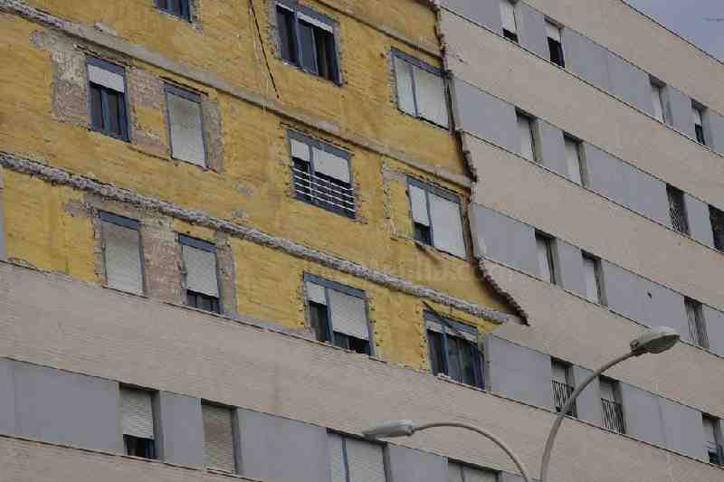 Desalojan una decena de VPO en Averroes por la caída del revestimiento del edificio