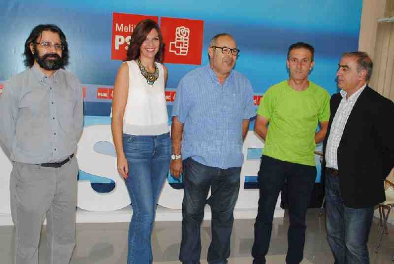 Los candidatos socialistas para las elecciones generales junto a los padres de los jóvenes fallecido