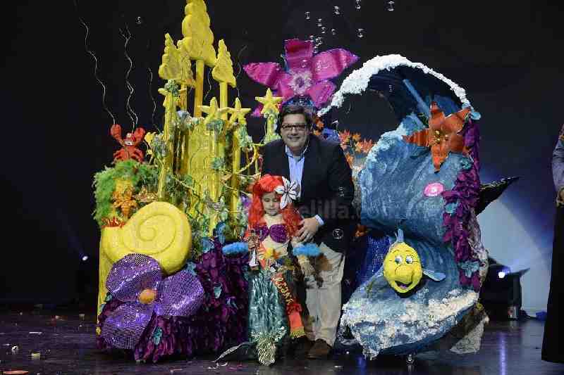 Alba García, elegida Reina Infantil del Carnaval 2015 en un Kursaal abarrotado de diversión