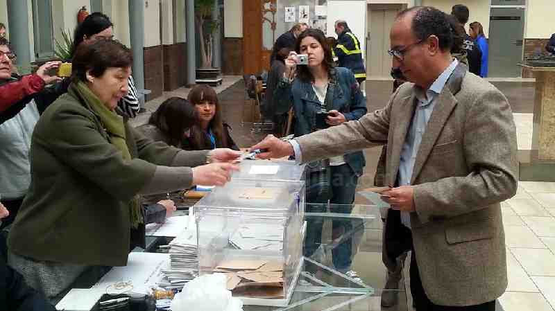 El Barkani ejerciendo su derecho al voto