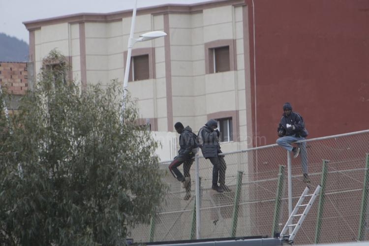 Más de 600 inmigrantes intentan saltar la valla fronteriza durante toda la noche, 40 de ellos logran entrar