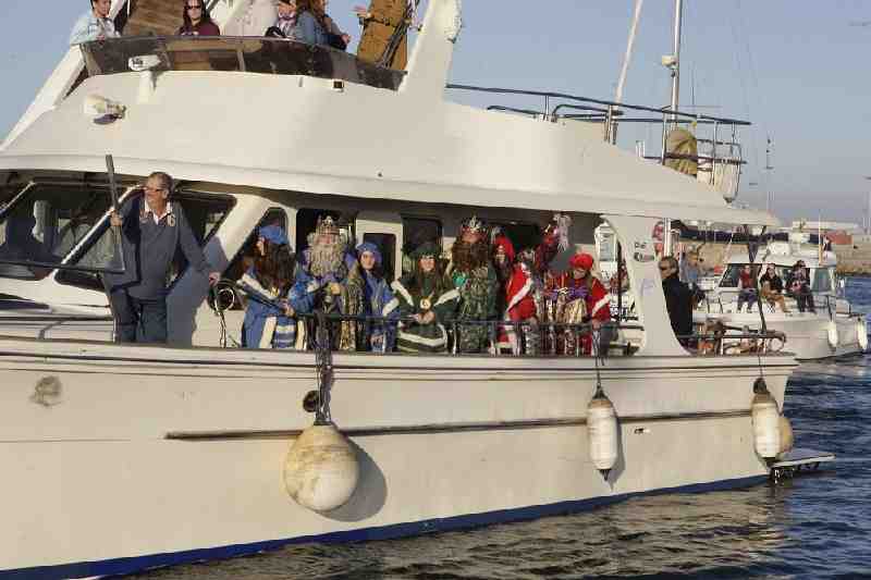 Una divertida y colorida cabalgata de Reyes Magos vuelve a llevar la ilusión a los niños melillenses