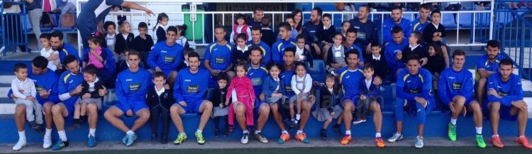 Unión Deportiva Melilla: Los niños del infantil del CEIP Reyes Católicos visitaron al equipo en el estadio