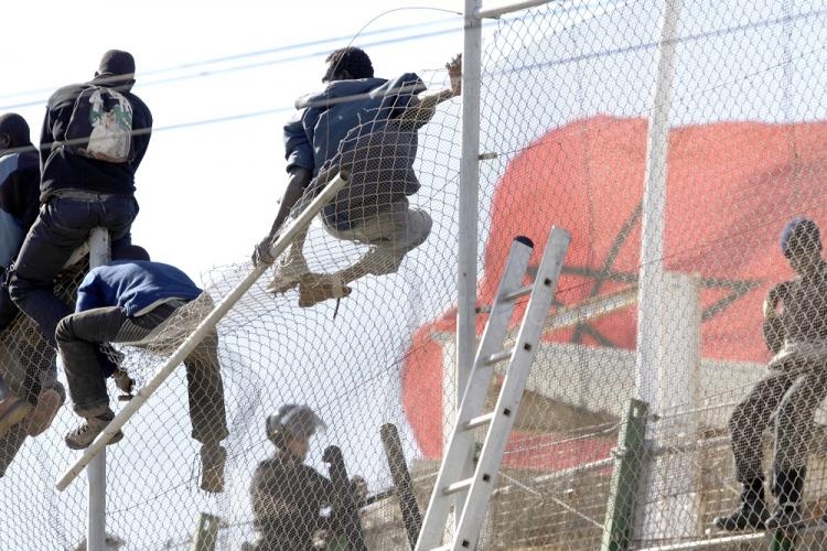 Dos inmigrantes logran acceder a Melilla tras un intento protagonizado por casi un centenar