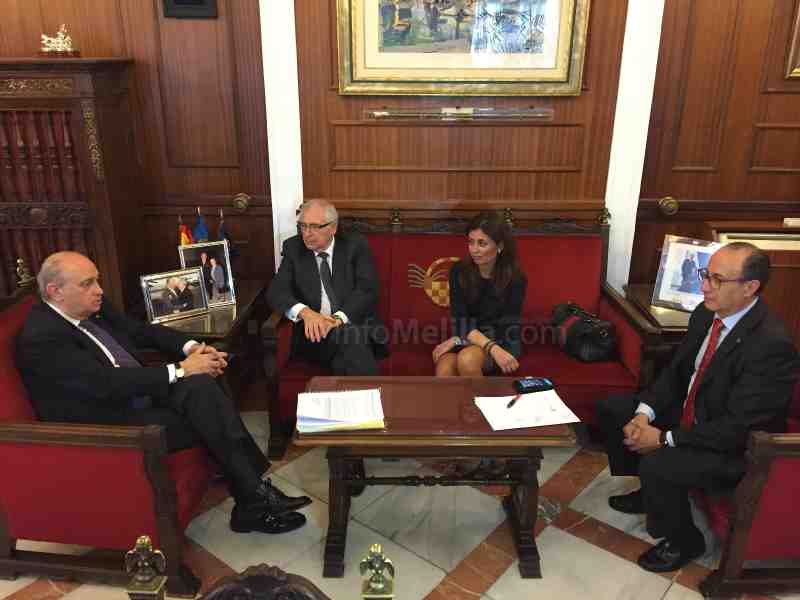 Fernández Díaz visita Melilla e inaugura la nueva oficina de asilo en el puesto Fronterizo de Beni-Enzar