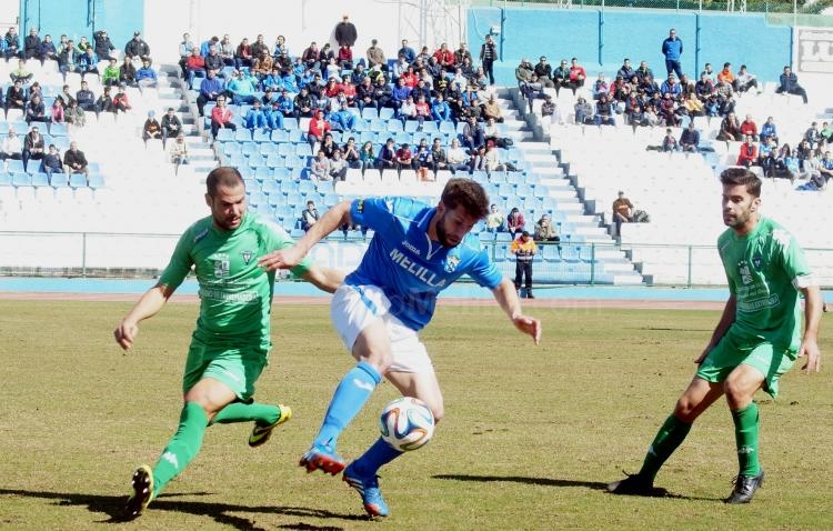 El viento deslució y mucho el partido. En la imagen Pedro Conde