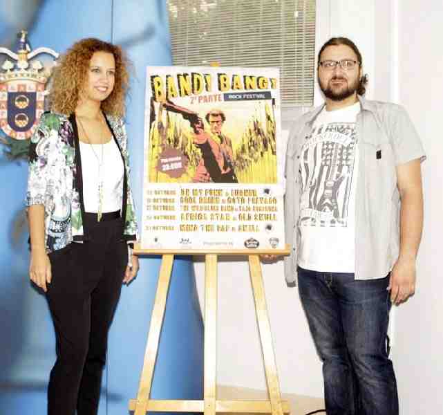 Isabel Moreno junto al organizador del evento y el cartel anunciador