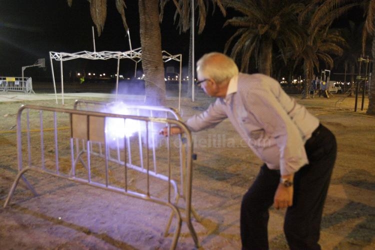 El fuerte viento no impide a los melillenses disfrutar de la noche de San Juan