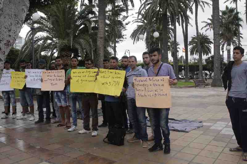 Unos 70 sirios se concentran en Melilla para pedir su traslado a Europa