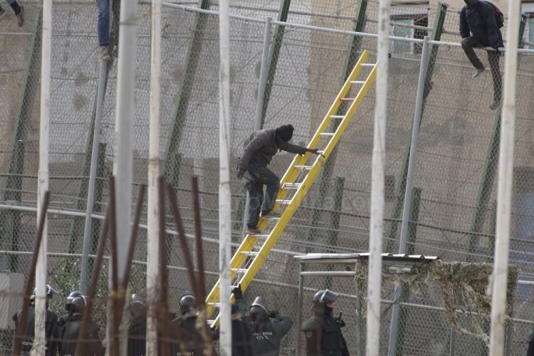Más de 600 inmigrantes intentan saltar la valla fronteriza durante toda la noche, 40 de ellos logran entrar