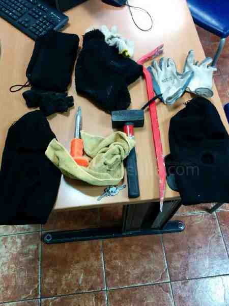 Detenidos tres individuos que intentaban robar en el interior de un supermercado practicando un butrón