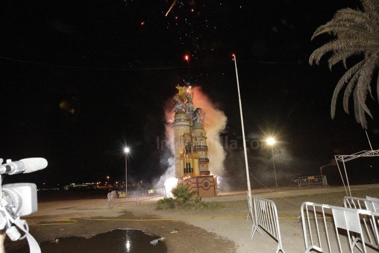 El fuerte viento no impide a los melillenses disfrutar de la noche de San Juan