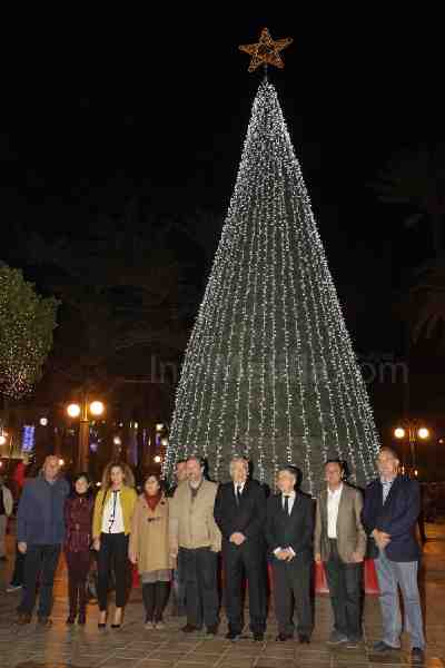 Unas 350.000 bombillas de colores adornan ya las calles de Melilla y recuerdan que se aproxima la Navidad