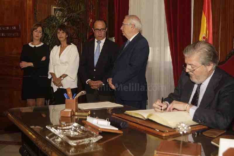 Méndez de Vigo anuncia el aumento en un 125 por ciento de las ayudas para la adquisición del material escolar a partir de este mismo curso