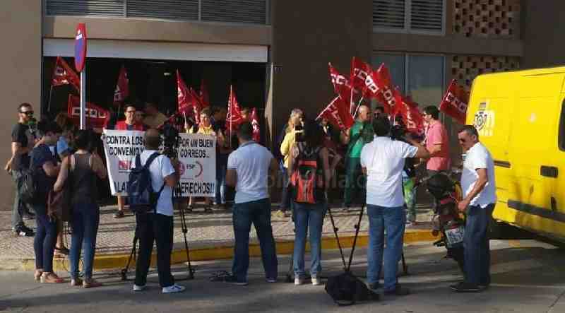 Los trabajadores de Correo se concentran en las nuevas oficinas de reparto para exigir mejoras en las condiciones de trabajo