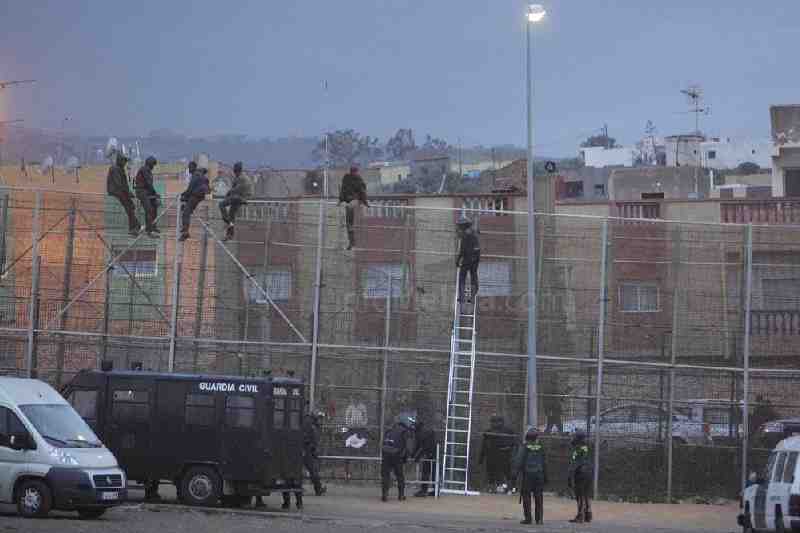 Llegan al CETI de Melilla 35 inmigrantes tras el último salto a la valla