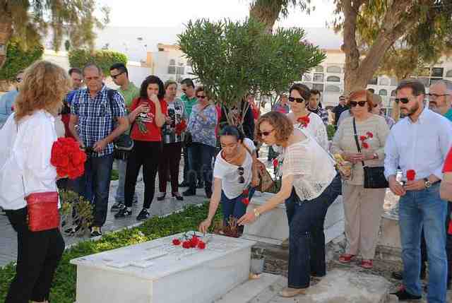El PSOE y UGT rinden homenaje a los que dieron la vida por la democracia y la libertad