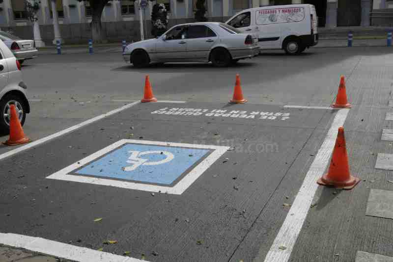 Las plazas de aparcamiento de discapacitados incluirán frases de concienciación de su uso