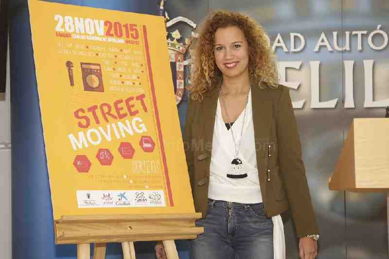 Isabel Moreno junto al cartel anunciador del evento
