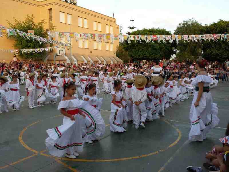 El Enrique Soler clausura el curso con un gran festival sobre los bailes del mundo