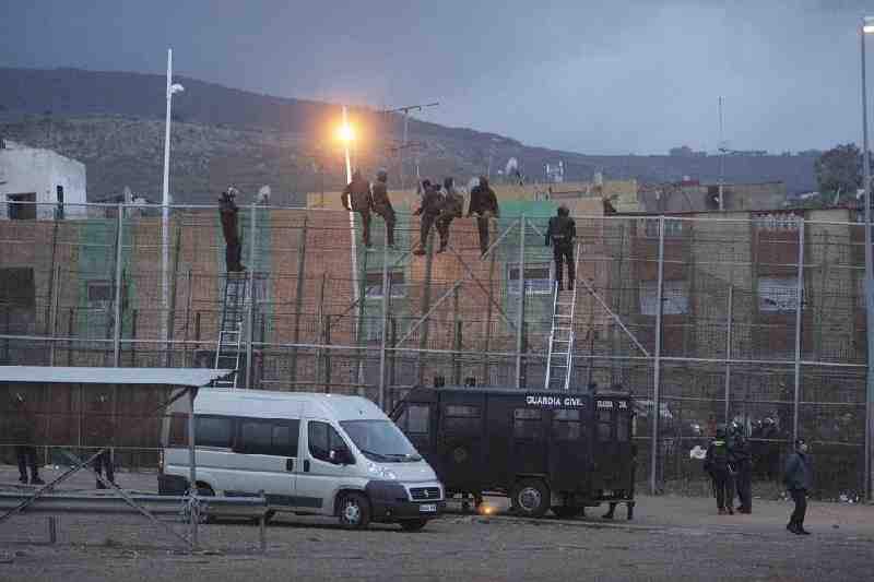 Llegan al CETI de Melilla 35 inmigrantes tras el último salto a la valla