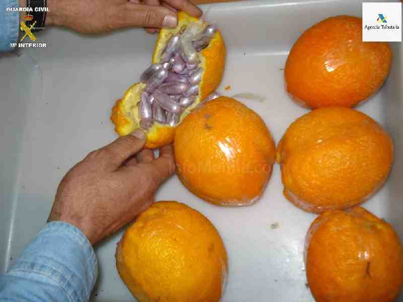 La Guardia Civil halla cerca de 2 kilos de hachís ocultos en el interior de 6 naranjas escondidas en el equipaje de un pesajero