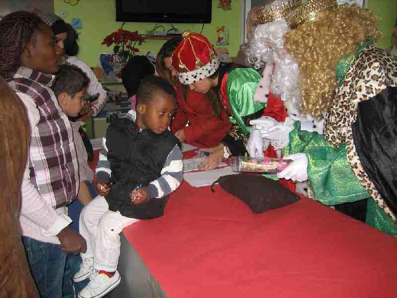 Los Reyes Magos no olvidan en su visita a Melilla a los niños que pasan momentos complicados