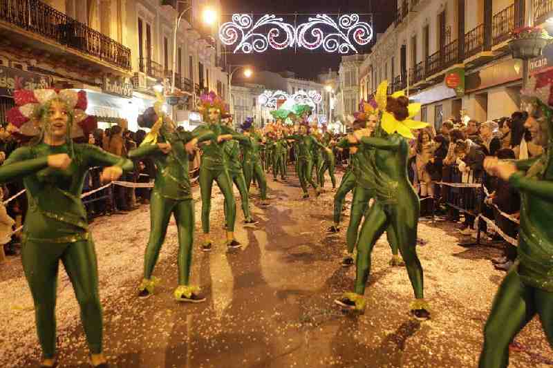 Una divertida y colorida cabalgata de Reyes Magos vuelve a llevar la ilusión a los niños melillenses