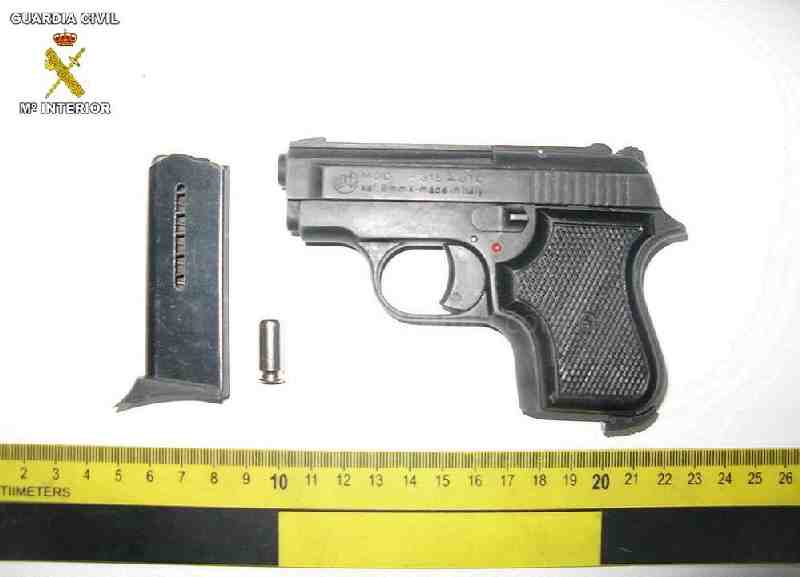 La Guardia Civil interviene una pistola detonadora a un menor que la estaba exhibiendo en la puerta de un instituto