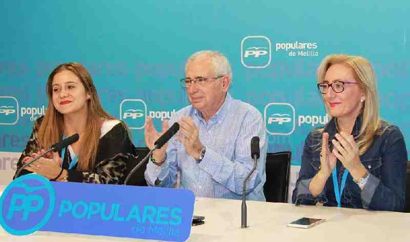 La diputada Dueñas, a la derecha, junto a los senadores Acedo e Imbroda