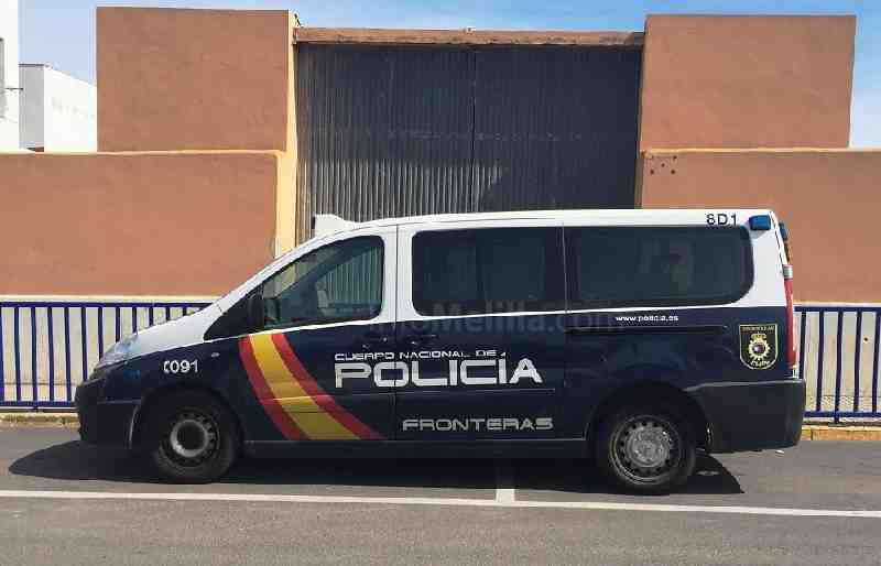 La Policía Nacional evita que una mujer se precipite desde una azotea