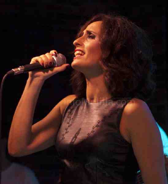 Mabel Romero es la voz de 'Dique Sur'