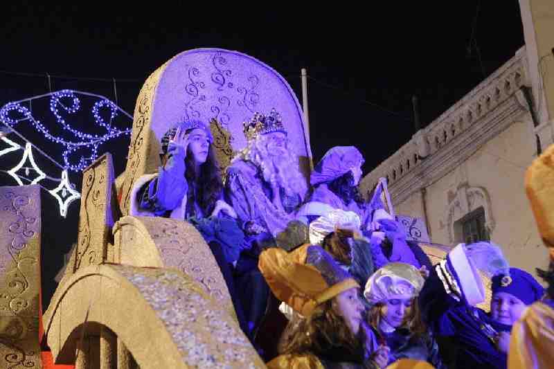 Una divertida y colorida cabalgata de Reyes Magos vuelve a llevar la ilusión a los niños melillenses