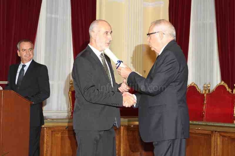 Melilla hace entrega de su Medalla de Oro al teniente general Alfredo Ramírez Fernández y a la ONG VIAS