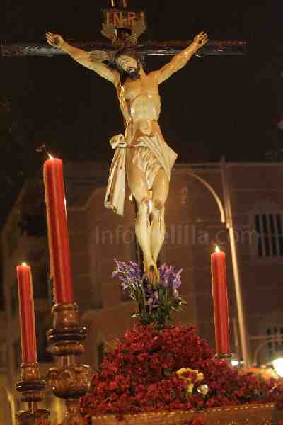 Sobriedad y elegancia en el Viernes Santo melillense enlutado por la muerte de Cristo