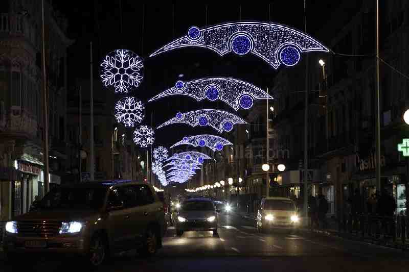 Unas 350.000 bombillas de colores adornan ya las calles de Melilla y recuerdan que se aproxima la Navidad