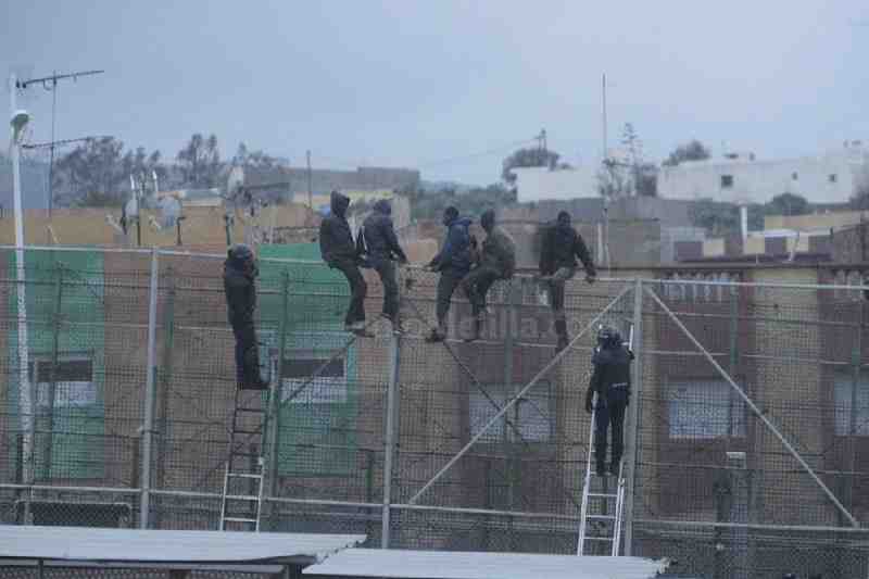 Llegan al CETI de Melilla 35 inmigrantes tras el último salto a la valla