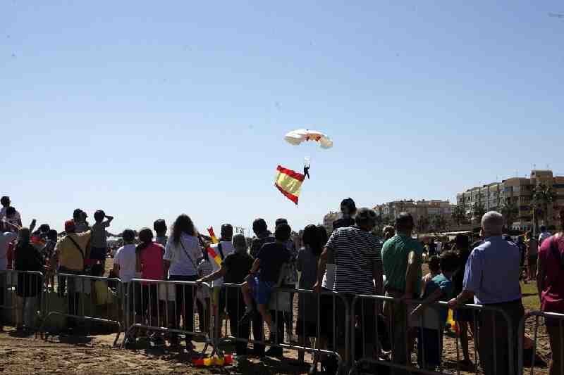 Melila continúa celebrando sus 518 años de españolidad con una exhibición paracaidista