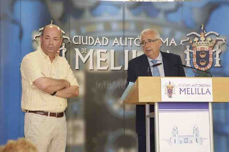 Juan José Imbroda, junto a Daniel Conesa, portavoz del Gobierno
