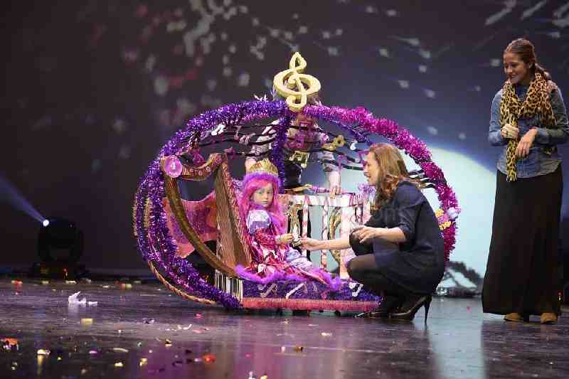 Alba García, elegida Reina Infantil del Carnaval 2015 en un Kursaal abarrotado de diversión