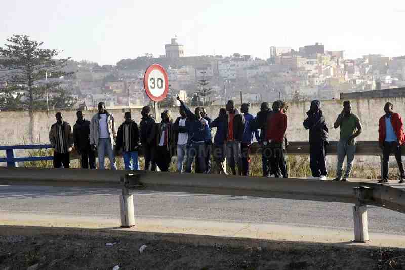La Guardia Civil frustra un intento de salto a la valla de Melilla protragonizado por un 70 inmigrantes, aunque cinco de ellos han logrado entrar