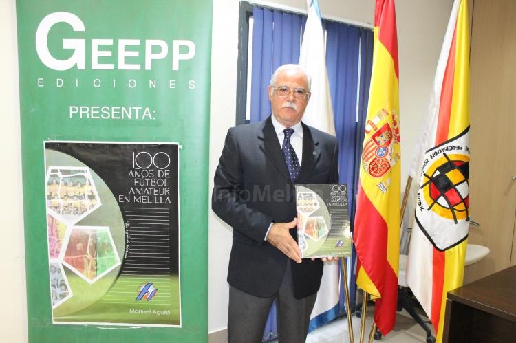 El autor, Manuel Agulló, luce orgullso con su obra entre sus manos