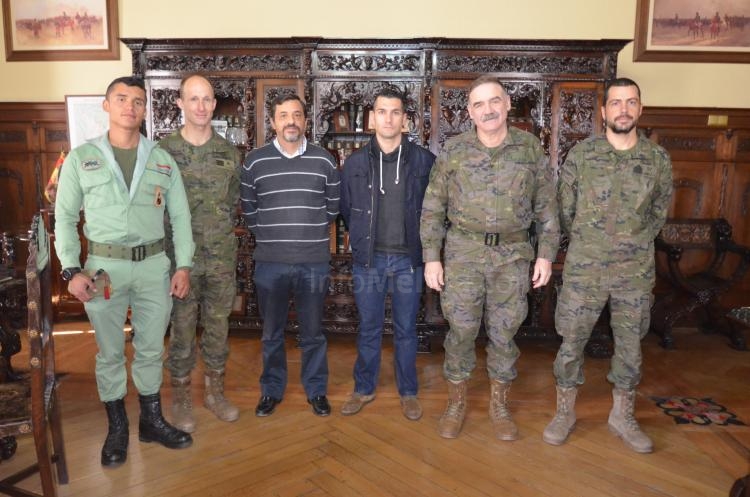 El Comandante General, Díaz de Otazu, con dicha representación deportiva