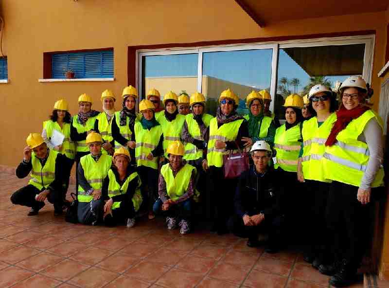 Estudiantes del Centro de Educación de Adultos María Inmaculada de Melilla visitan la central de Endesa