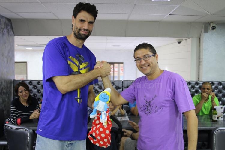 Franch recibe el trofeo ‘PMV’ de manos de la Peña Pitufilla