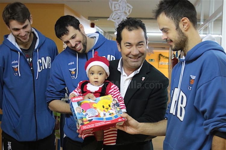 El Melilla Baloncesto reparte ilusión a los niños del Hospital Comarcal