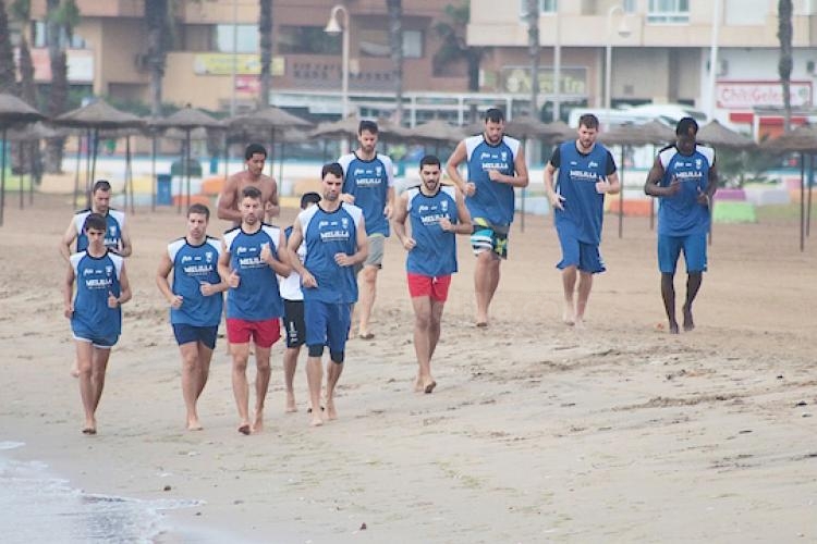 El Melilla Baloncesto se ejercita en la playa de San Lorenzo