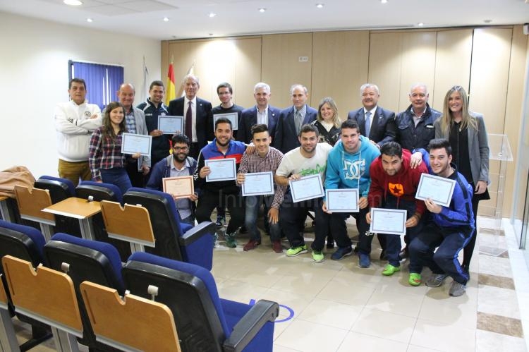 Los nuevos Técnicos Deportivos Nivel 1 de Fútbol reciben su diploma de manos de José Venancio López