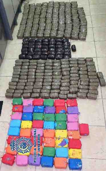 Detenidos un padre y su hijo cuando circulaban con 87,9 kilogramos de droga en el maletero de su vehículo