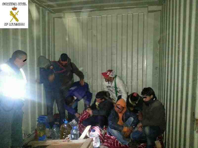 La Guardia Civil auxilia y rescata a nueve personas del interior de un doble fondo construido en un semirremolque